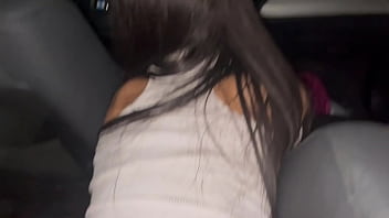 私の友人がBMWを貸してくれたので、毛皮への影響というカードを使って楽しくセックスすることができます