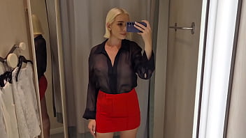 完全に透けている透明な服を試着してみましょう。ショッピングモールで。試着室で会いましょう
