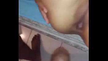 Xvideos 本物の自家製セックス これは夫が働いているときにあなたの妻がすることです 彼は才能のある隣人とアナルセックスします