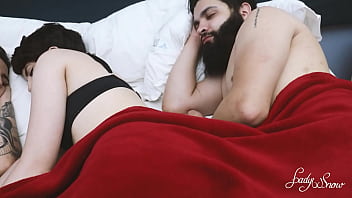 Pawg と彼のガールフレンドのお尻を一緒にファック、3P でセックスできるなんて最高だ