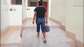 私は仕事から逃げていたので、路上で私に気づいた隣人とセックスしなければなりませんでした。そして彼は私を性交して秘密にしておくために彼の部屋に行くと私に申し出ました。