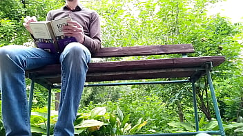 パンストを履いた曲線美の熟女が公園で私の隣でおしっこをしている、下から見る