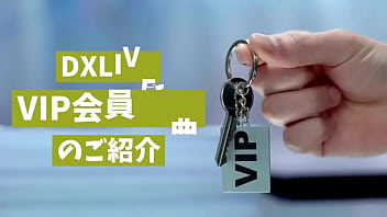 丰满美女小川桃果变成了顺从于快感的宠物。在狂野的3P中，她被驯服，双穴高潮，沉浸在极致的快感中，满身精液，发出甜美的呻吟