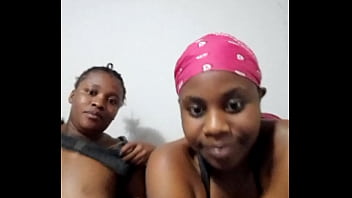 2 人のアマチュア AfricanCamgirl レズビアン ティーンが裸になり、マスターの指示に従います。