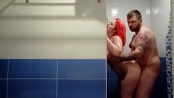 パートナーが指で彼のお尻を犯すと、男は大量の射精をする
