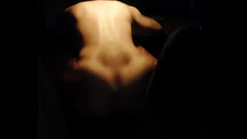 歩行者が通り過ぎる間、駐車した車の中で興奮した熟女がセックスする