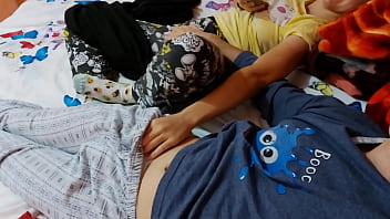 La sorellastra è davvero eccitata e scopa con il fratellastro mentre i genitori sono via