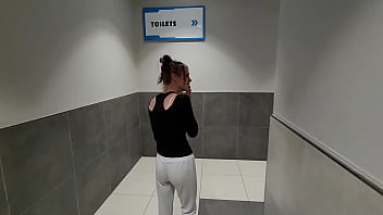 公衆トイレで中出しファック公衆トイレに潜入