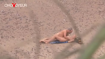 ビーチ盗撮。海岸でホットな熟女とセックスする年上の男