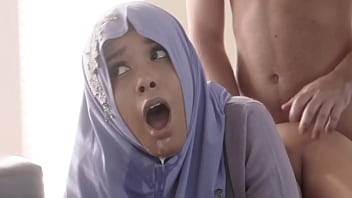 アメリカ人男性に育てられたヒジャブ姿のかわいいイスラム教徒 - エイダ・サンチェス | PervHijab