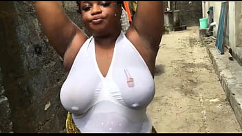 巨乳の雌犬が助けられて野外で激しく犯される