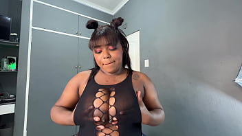 巨乳の黒人ビッチが大きな白人チンポに犯され中出しされる