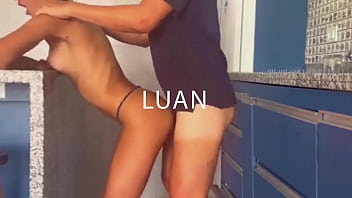 竹ほどの大きさのペニスが人妻を巻き上げる