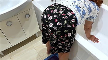 熟女主婦は自分のアナルにペニスが入っているとは思っておらず、大きなお尻を犯すことになる