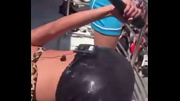 黒檀のストッキングを履いた欲情した日本人女性、百合川さらが、濃厚なザーメンショットガンに緊張しながらも挑みます - 淫乱アジア人女性！