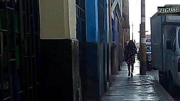 路上で熟女が若い男に追いかけられ、捕まり、借金返済と引き換えに犯される - あまり時間をかけずに犯してください！家に帰らなければなりません