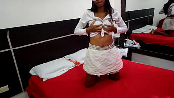 HALLOWEEN !! C'EST UN JOUR SPÉCIAL POUR COMMENCER À FAIRE DU PORNO MAISON. JE SUIS ALLÉE À L'HÔTEL ET JE SUIS DEVENUE TRÈS EXCITÉE EN ATTENDANT MON PETIT AMI.