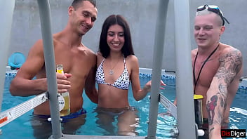 プールサイドでのクレイジー乱交パーティー 乱暴なセックスと中出し