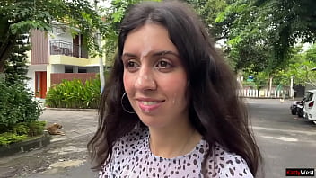 ベビーシッターがディルドを持っているのを見つけた - 彼女は私をとても興奮させたので、妻が外出している間に彼女とセックスした