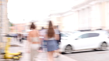 ブロガーが廊下で巨乳のホットな女の子にフェラしてもらい、自宅でセックスする