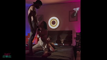 舞台裏 自宅で異人種間のホットな妻3P！目隠しされて縛られる