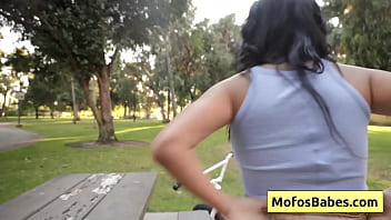 天然巨乳の若い女性が、その素敵な天然巨乳で友人を誘惑します - キャミ・ストレラ、チャールズ・デラ