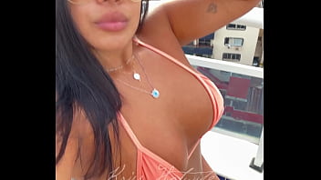 ビキニ姿でファンクダンスを踊るブラジルの既婚女性