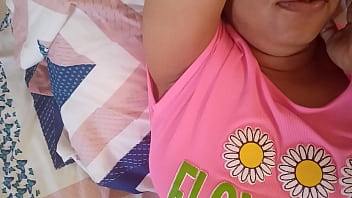 角質の妻!!彼女は不貞な夫がセックスするのを待っている間、膣に指を入れるとクリーミーなミルクが出てきます。