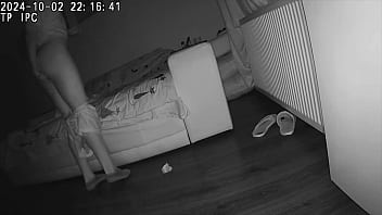 夫が隣の部屋で休んでいる間に友人が妻のアナルを犯す個人ビデオ。危険なセックス