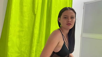 私の義理の妹は私のために新しいパンティのモデルを作り、私が興奮するまでとてもセクシーに見せてくれます。