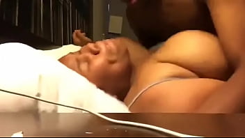 彼女はこのペニスが大きすぎるので逃げようとしたが、私は彼女にそれを受け入れさせた