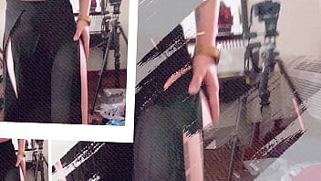 サラフィナは、露出度の高いドレスを試着してモデルになり、体を触られる