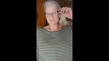 セクシーな熟女がズッキーニディルドでオーガズムに達するまでファック！