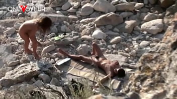 Пляжный вуайерист. Возбужденная цыпочка наслаждается трахом с незнакомцем прямо на пляже