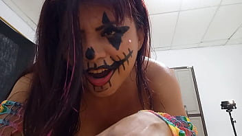 幸運な義理の弟は、ハロウィーンにエキゾチックな衣装を着た義理の妹を受け取り、パーティーに行く前に彼に卑猥なことを提案します。本物のうめき声を伴う本物のセクシーなポルノ。本物の情熱的なセックス