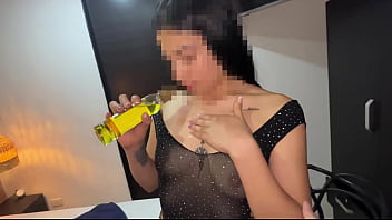 素人の若い女性が中出しされ、それを飲み込む {彼女は Red/Sheer で無修正です}