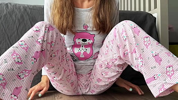 パジャマ姿の義理の妹が小さなおっぱいで指マンして潮吹きするクローズアップ