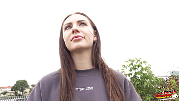 ドイツのスカウト - 小さなおっぱいの長い陰唇の若い女性エマ・エヴァンスがピックアップしてハードキャスティングファックについて話す