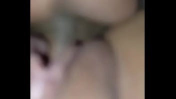 濡れたオマンコを若い男に食べさせるなんて、なんて美味しいセックスなんだろう