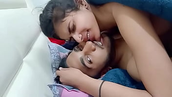 インドの若い女性が元カレと大声でうめきながら痛いセックスをする