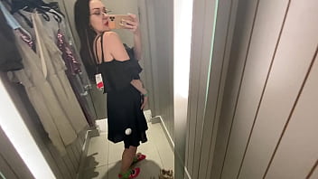 新しい服を試着しながら自撮りをしました