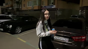 Занудная крошка с парковки отсосала у меня