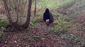 スペインの熟女、ホットな妻 - 公共の公園でフェラチオ - 危険なセックスを彼らは私たちが通り過ぎるのを見た - アマチュアの本物のカップル