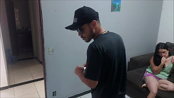 夫を捜す警察官に不安を感じた主婦は、自由の代償として自分のお尻でお金を払う！