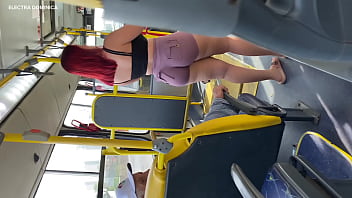 私はメイドを家に連れて帰りました、バスの中で彼女が何をしたか見てください、私は気が狂いました