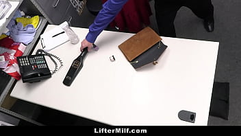 ホットな熟女万引き犯が警備室で複数のモール警備員に犯される - Liftermilf