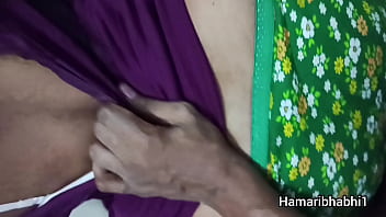 インドのデシ XXX デシ ホットなインドのバビーは、一人でいるときに夫の友人に犯されます。インドのデシ ヒンディー語 ダーティ トーキング BF ビデオ。