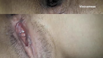 大きくて自然な球体と淫らな笑顔を持つこの未熟なアジアのビッチは、野外で大暴れし、汚らしい方法で人生最高のフェラをし、蒸気を発する体中に精液の泥を流します！