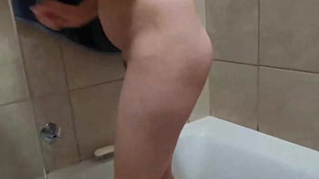 セクシーなお風呂での喫煙セッション