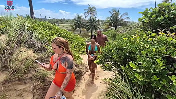 ヌーディストビーチでの冒険により、全員が乱交セックスをすることになる | Joao O Safado - ルナ オタク - トイ アトール 2 - ピットブル ポルノ (パート 1)